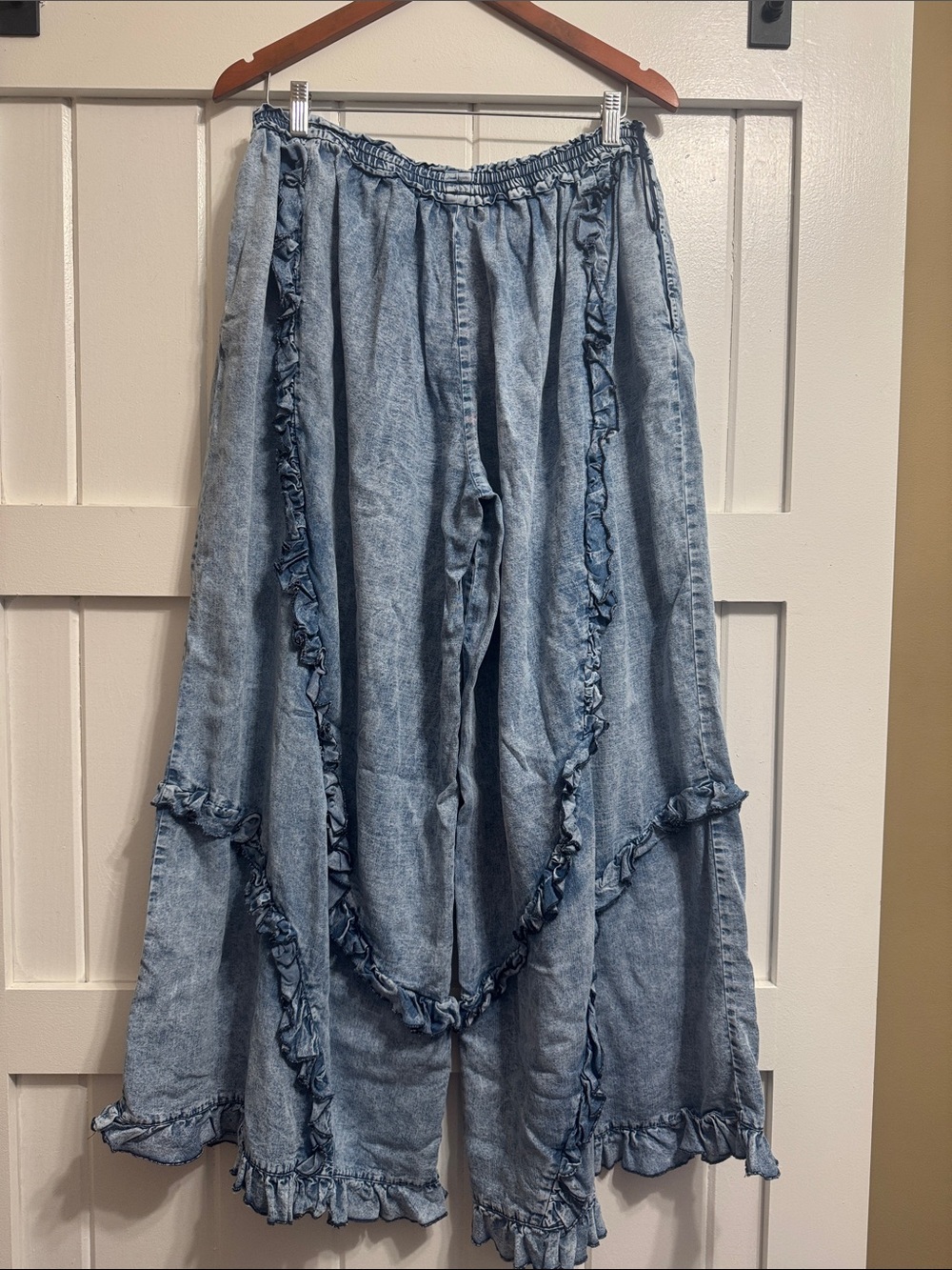 Blue velvet Ruffle pants - Picture 2 of 2
